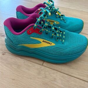 Brooks RunDisney Springtime Surprise Ghost Max 2